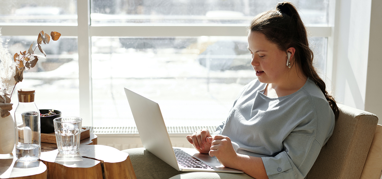 Mujer con Sindrome de down utilizando una laptop