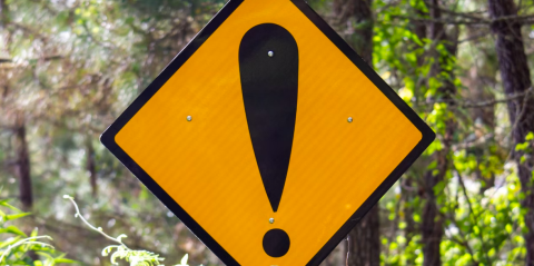 Símbolo de alerta en una señal amarilla